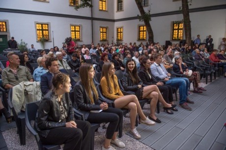 „Csillagokkal álmodik az éjszaka” - verses-zenés est hétfőn este a Múzeum udvarán